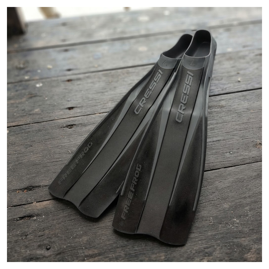 Fin Cressi Free Frog BLACK/BLACK RED – Pro Blade Stronger Lighter JBR15584 / Fin Snorkling Diving / Kaki Katak Snorkling Scuba Diving / Fin Fleksibilitas, Kelembutan & Ketahanan terhadap Penggunaan yang Berat - Image 6